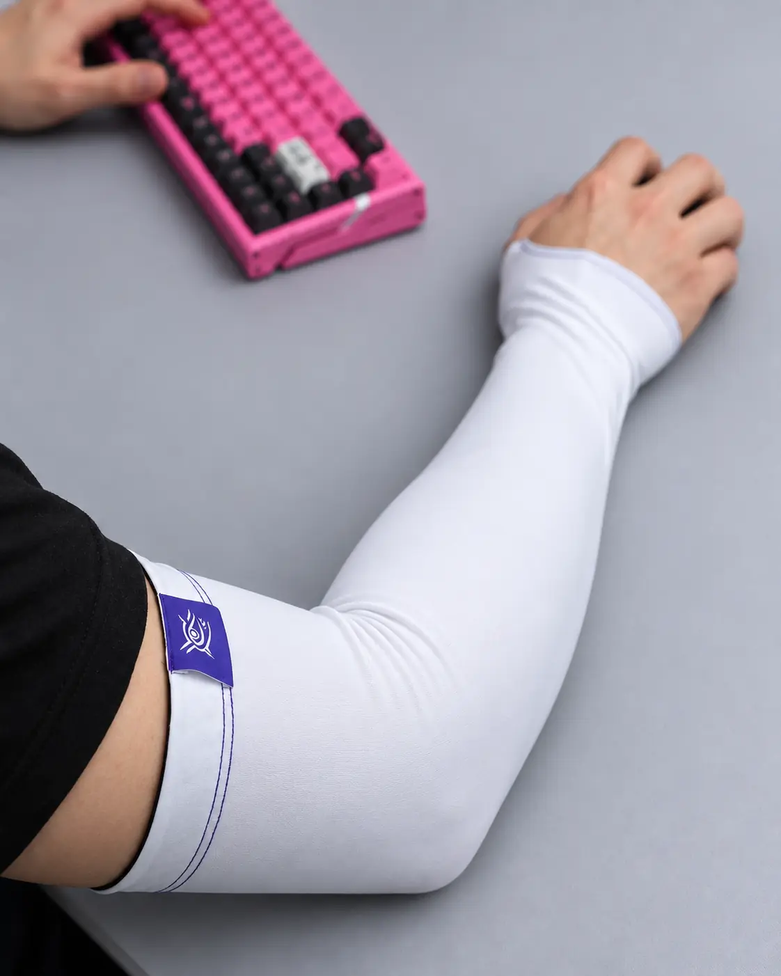 Белый игровой рукав DDHustle Sleeve V2 Violet Vice в игровом сетапе